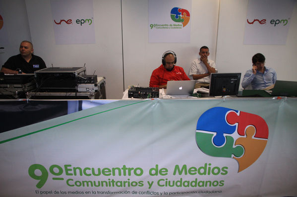 Encuentro de Medios Comunitarios y Ciudadanos UNE Grupo EPM
Encuentro de Medios Comunitarios y Ciudadanos UNE Grupo EPM
Fecha: Noviembre 7 de 2013. 
Para descargar esta fotografía en alta resolución, haga clic sobre la imagen hasta que la misma se despliegue en la pantalla completa; luego dé clic derecho y elija la opción "guardar imagen como". 
En caso de publicación por cualquier medio, solicitamos acompañarla del crédito: "Foto EPM"
Palabras clave: Encuentro Medios Comunitarios Ciudadanos UNE Grupo EPM