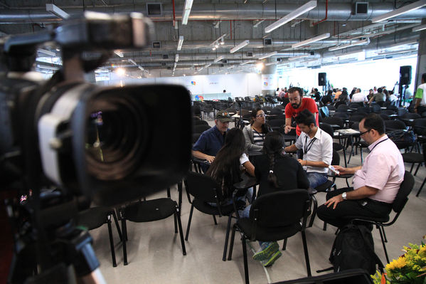 Encuentro de Medios Comunitarios y Ciudadanos UNE Grupo EPM
Encuentro de Medios Comunitarios y Ciudadanos UNE Grupo EPM
Fecha: Noviembre 7 de 2013. 
Para descargar esta fotografía en alta resolución, haga clic sobre la imagen hasta que la misma se despliegue en la pantalla completa; luego dé clic derecho y elija la opción "guardar imagen como". 
En caso de publicación por cualquier medio, solicitamos acompañarla del crédito: "Foto EPM"
Palabras clave: Encuentro Medios Comunitarios Ciudadanos UNE Grupo EPM