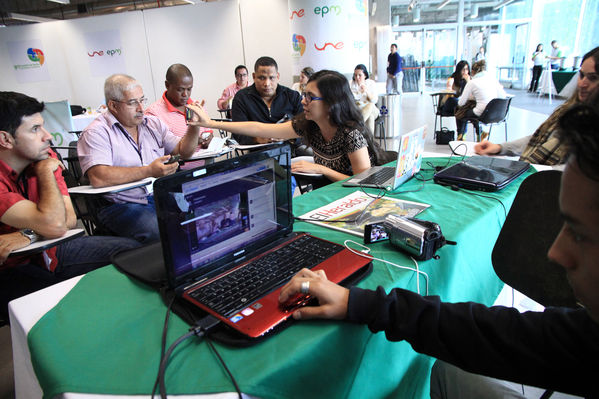 Encuentro de Medios Comunitarios y Ciudadanos UNE Grupo EPM
Encuentro de Medios Comunitarios y Ciudadanos UNE Grupo EPM
Fecha: Noviembre 7 de 2013. 
Para descargar esta fotografía en alta resolución, haga clic sobre la imagen hasta que la misma se despliegue en la pantalla completa; luego dé clic derecho y elija la opción "guardar imagen como". 
En caso de publicación por cualquier medio, solicitamos acompañarla del crédito: "Foto EPM"
Palabras clave: Encuentro Medios Comunitarios Ciudadanos UNE Grupo EPM