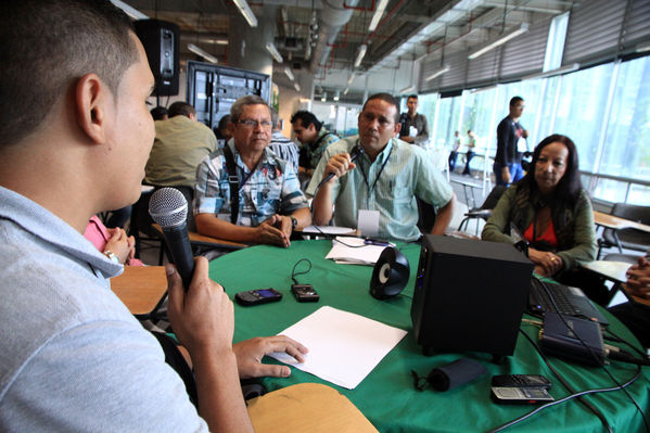 Encuentro de Medios Comunitarios y Ciudadanos UNE Grupo EPM
Encuentro de Medios Comunitarios y Ciudadanos UNE Grupo EPM
Fecha: Noviembre 7 de 2013. 
Para descargar esta fotografía en alta resolución, haga clic sobre la imagen hasta que la misma se despliegue en la pantalla completa; luego dé clic derecho y elija la opción "guardar imagen como". 
En caso de publicación por cualquier medio, solicitamos acompañarla del crédito: "Foto EPM"
Palabras clave: Encuentro Medios Comunitarios Ciudadanos UNE Grupo EPM