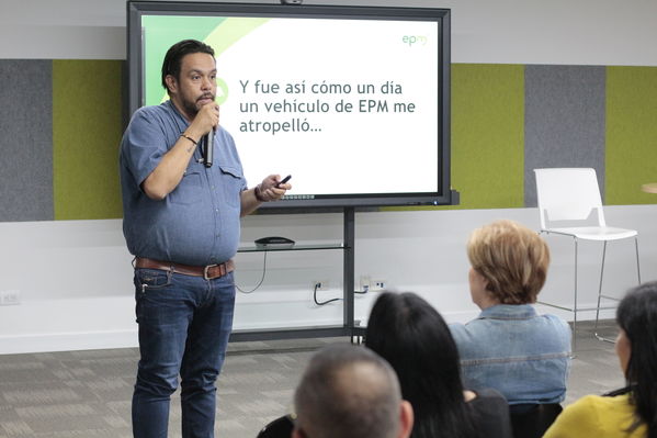 Programa ser mas del grupo EPM, apoya y valora las iniciativas de los empleados de la compañía 
Programa ser mas del grupo EPM, apoya y valora las iniciativas de los empleados de la compañía 
Fecha: Noviembre 15 2019.
Para descargar esta fotografía en alta resolución, haga clic sobre la imagen hasta que la misma se despliegue en la pantalla completa; luego dé clic derecho y elija la opción "guardar imagen como". 
En caso de publicación por cualquier medio, solicitamos acompañarla del crédito: "Foto EPM"
Palabras clave: Programa ser mas del grupo EPM, apoya y valora las iniciativas de los empleados de la compañía