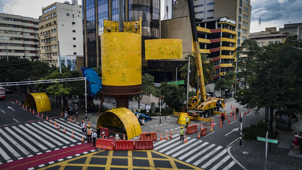 Montaje Alumbrados 2022 Avenida Oriental
Montaje Alumbrados 2022 Avenida Oriental
Fecha: Noviembre 15 2022
Para descargar esta fotografía en alta resolución, haga clic sobre la imagen hasta que la misma se despliegue en la pantalla completa; luego dé clic derecho y elija la opción "guardar imagen como". 
En caso de publicación por cualquier medio, solicitamos acompañarla del crédito: "Foto EPM"
Palabras clave: Montaje Alumbrados 2022 Avenida Oriental