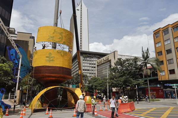 Montaje Alumbrados 2022 Avenida Oriental
Montaje Alumbrados 2022 Avenida Oriental
Fecha: Noviembre 15 2022
Para descargar esta fotografía en alta resolución, haga clic sobre la imagen hasta que la misma se despliegue en la pantalla completa; luego dé clic derecho y elija la opción "guardar imagen como". 
En caso de publicación por cualquier medio, solicitamos acompañarla del crédito: "Foto EPM"

Palabras clave: Montaje Alumbrados 2022 Avenida Oriental