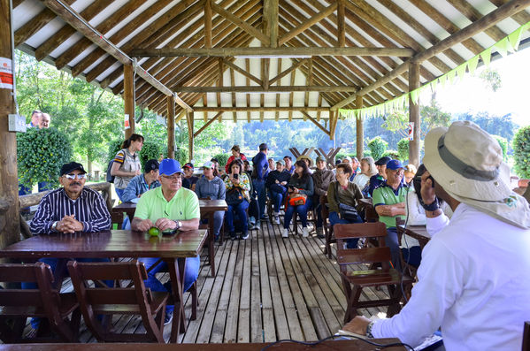 Recorrido Caminos Agua lideres comunitarios Acueducto Sur
Recorrido Caminos Agua lideres comunitarios Acueducto Sur.
Fecha: Noviembre 16 2019.
Para descargar esta fotografía en alta resolución, haga clic sobre la imagen hasta que la misma se despliegue en la pantalla completa; luego dé clic derecho y elija la opción "guardar imagen como". 
En caso de publicación por cualquier medio, solicitamos acompañarla del crédito: "Foto EPM"
Palabras clave: Recorrido Caminos Agua lideres comunitarios Acueducto Sur