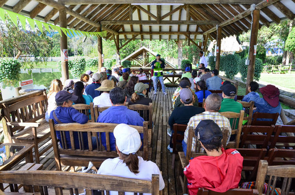 Recorrido Caminos Agua lideres comunitarios Acueducto Sur
Recorrido Caminos Agua lideres comunitarios Acueducto Sur.
Fecha: Noviembre 16 2019.
Para descargar esta fotografía en alta resolución, haga clic sobre la imagen hasta que la misma se despliegue en la pantalla completa; luego dé clic derecho y elija la opción "guardar imagen como". 
En caso de publicación por cualquier medio, solicitamos acompañarla del crédito: "Foto EPM"
Palabras clave: Recorrido Caminos Agua lideres comunitarios Acueducto Sur