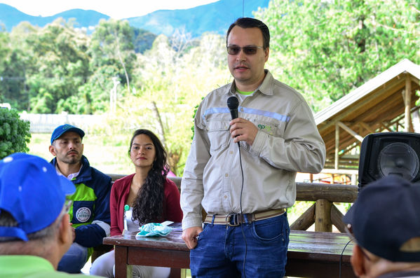 Recorrido Caminos Agua lideres comunitarios Acueducto Sur
Recorrido Caminos Agua lideres comunitarios Acueducto Sur.
Fecha: Noviembre 16 2019.
Para descargar esta fotografía en alta resolución, haga clic sobre la imagen hasta que la misma se despliegue en la pantalla completa; luego dé clic derecho y elija la opción "guardar imagen como". 
En caso de publicación por cualquier medio, solicitamos acompañarla del crédito: "Foto EPM"
Palabras clave: Recorrido Caminos Agua lideres comunitarios Acueducto Sur