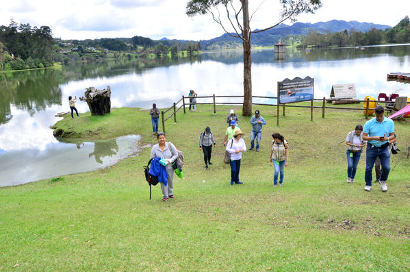 Recorrido Caminos Agua lideres comunitarios Acueducto Sur
Recorrido Caminos Agua lideres comunitarios Acueducto Sur.
Fecha: Noviembre 16 2019.
Para descargar esta fotografía en alta resolución, haga clic sobre la imagen hasta que la misma se despliegue en la pantalla completa; luego dé clic derecho y elija la opción "guardar imagen como". 
En caso de publicación por cualquier medio, solicitamos acompañarla del crédito: "Foto EPM"
Palabras clave: Recorrido Caminos Agua lideres comunitarios Acueducto Sur