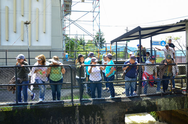 Recorrido Caminos Agua lideres comunitarios Acueducto Sur
Recorrido Caminos Agua lideres comunitarios Acueducto Sur.
Fecha: Noviembre 16 2019.
Para descargar esta fotografía en alta resolución, haga clic sobre la imagen hasta que la misma se despliegue en la pantalla completa; luego dé clic derecho y elija la opción "guardar imagen como". 
En caso de publicación por cualquier medio, solicitamos acompañarla del crédito: "Foto EPM"
Palabras clave: Recorrido Caminos Agua lideres comunitarios Acueducto Sur