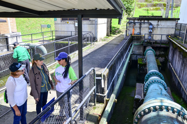 Recorrido Caminos Agua lideres comunitarios Acueducto Sur
Recorrido Caminos Agua lideres comunitarios Acueducto Sur.
Fecha: Noviembre 16 2019.
Para descargar esta fotografía en alta resolución, haga clic sobre la imagen hasta que la misma se despliegue en la pantalla completa; luego dé clic derecho y elija la opción "guardar imagen como". 
En caso de publicación por cualquier medio, solicitamos acompañarla del crédito: "Foto EPM"
Palabras clave: Recorrido Caminos Agua lideres comunitarios Acueducto Sur