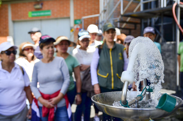Recorrido Caminos Agua lideres comunitarios Acueducto Sur
Recorrido Caminos Agua lideres comunitarios Acueducto Sur.
Fecha: Noviembre 16 2019.
Para descargar esta fotografía en alta resolución, haga clic sobre la imagen hasta que la misma se despliegue en la pantalla completa; luego dé clic derecho y elija la opción "guardar imagen como". 
En caso de publicación por cualquier medio, solicitamos acompañarla del crédito: "Foto EPM"
Palabras clave: Recorrido Caminos Agua lideres comunitarios Acueducto Sur
