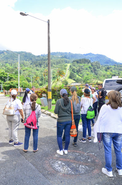 Recorrido Caminos Agua lideres comunitarios Acueducto Sur
Recorrido Caminos Agua lideres comunitarios Acueducto Sur.
Fecha: Noviembre 16 2019.
Para descargar esta fotografía en alta resolución, haga clic sobre la imagen hasta que la misma se despliegue en la pantalla completa; luego dé clic derecho y elija la opción "guardar imagen como". 
En caso de publicación por cualquier medio, solicitamos acompañarla del crédito: "Foto EPM"
Palabras clave: Recorrido Caminos Agua lideres comunitarios Acueducto Sur