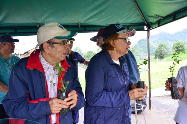 Recorrido Caminos Agua lideres comunitarios Acueducto Sur
Recorrido Caminos Agua lideres comunitarios Acueducto Sur.
Fecha: Noviembre 16 2019.
Para descargar esta fotografía en alta resolución, haga clic sobre la imagen hasta que la misma se despliegue en la pantalla completa; luego dé clic derecho y elija la opción "guardar imagen como". 
En caso de publicación por cualquier medio, solicitamos acompañarla del crédito: "Foto EPM"
Palabras clave: Recorrido Caminos Agua lideres comunitarios Acueducto Sur