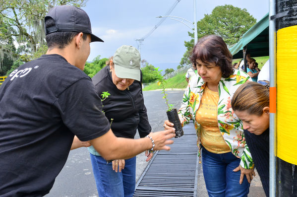 Recorrido Caminos Agua lideres comunitarios Acueducto Sur
Recorrido Caminos Agua lideres comunitarios Acueducto Sur.
Fecha: Noviembre 16 2019.
Para descargar esta fotografía en alta resolución, haga clic sobre la imagen hasta que la misma se despliegue en la pantalla completa; luego dé clic derecho y elija la opción "guardar imagen como". 
En caso de publicación por cualquier medio, solicitamos acompañarla del crédito: "Foto EPM"
Palabras clave: Recorrido Caminos Agua lideres comunitarios Acueducto Sur