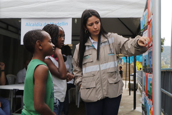 Programa Unidos por el Agua en Villatina
Programa Unidos por el Agua en Villatina
Fecha: Noviembre 18 de 2017
Para descargar esta fotografía en alta resolución, haga clic sobre la imagen hasta que la misma se despliegue en la pantalla completa; luego dé clic derecho y elija la opción "guardar imagen como". 
En caso de publicación por cualquier medio, solicitamos acompañarla del crédito: "Foto EPM"
Palabras clave: Programa Unidos por el Agua en Villatina
