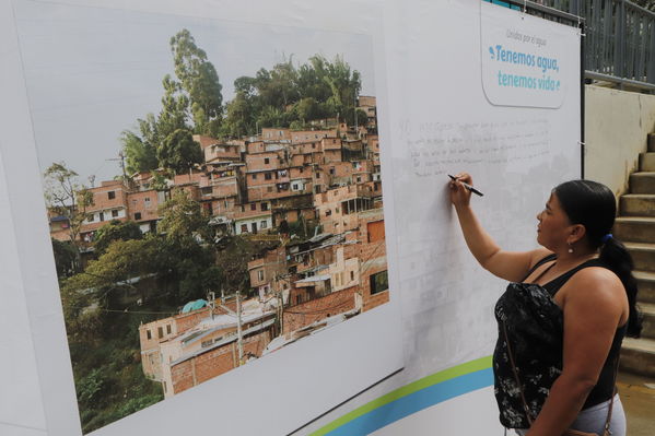 Programa Unidos por el Agua en Villatina
Programa Unidos por el Agua en Villatina
Fecha: Noviembre 18 de 2017
Para descargar esta fotografía en alta resolución, haga clic sobre la imagen hasta que la misma se despliegue en la pantalla completa; luego dé clic derecho y elija la opción "guardar imagen como". 
En caso de publicación por cualquier medio, solicitamos acompañarla del crédito: "Foto EPM"
Palabras clave: Programa Unidos por el Agua en Villatina