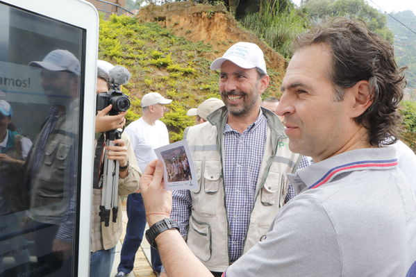 Programa Unidos por el Agua en Villatina
Programa Unidos por el Agua en Villatina
Fecha: Noviembre 18 de 2017
Para descargar esta fotografía en alta resolución, haga clic sobre la imagen hasta que la misma se despliegue en la pantalla completa; luego dé clic derecho y elija la opción "guardar imagen como". 
En caso de publicación por cualquier medio, solicitamos acompañarla del crédito: "Foto EPM"
Palabras clave: Programa Unidos por el Agua en Villatina