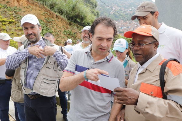 Programa Unidos por el Agua en Villatina
Programa Unidos por el Agua en Villatina
Fecha: Noviembre 18 de 2017
Para descargar esta fotografía en alta resolución, haga clic sobre la imagen hasta que la misma se despliegue en la pantalla completa; luego dé clic derecho y elija la opción "guardar imagen como". 
En caso de publicación por cualquier medio, solicitamos acompañarla del crédito: "Foto EPM"
Palabras clave: Programa Unidos por el Agua en Villatina