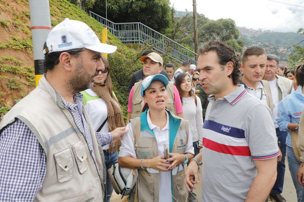Programa Unidos por el Agua en Villatina
Programa Unidos por el Agua en Villatina
Fecha: Noviembre 18 de 2017
Para descargar esta fotografía en alta resolución, haga clic sobre la imagen hasta que la misma se despliegue en la pantalla completa; luego dé clic derecho y elija la opción "guardar imagen como". 
En caso de publicación por cualquier medio, solicitamos acompañarla del crédito: "Foto EPM"
Palabras clave: Programa Unidos por el Agua en Villatina