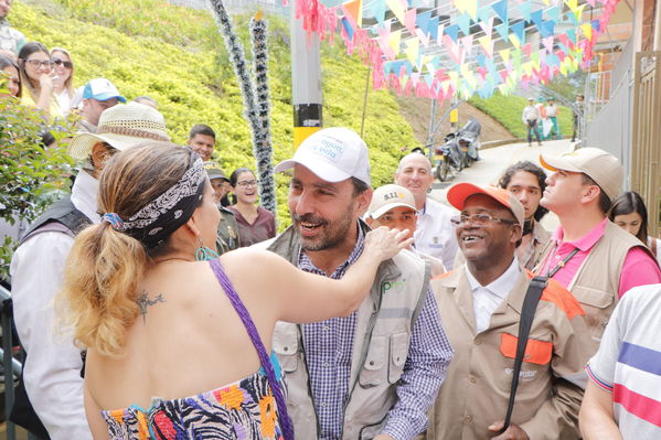 Programa Unidos por el Agua en Villatina
Programa Unidos por el Agua en Villatina
Fecha: Noviembre 18 de 2017
Para descargar esta fotografía en alta resolución, haga clic sobre la imagen hasta que la misma se despliegue en la pantalla completa; luego dé clic derecho y elija la opción "guardar imagen como". 
En caso de publicación por cualquier medio, solicitamos acompañarla del crédito: "Foto EPM"
Palabras clave: Programa Unidos por el Agua en Villatina