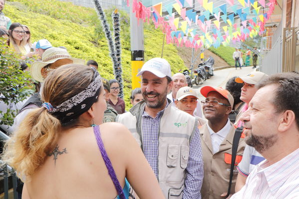 Programa Unidos por el Agua en Villatina
Programa Unidos por el Agua en Villatina
Fecha: Noviembre 18 de 2017
Para descargar esta fotografía en alta resolución, haga clic sobre la imagen hasta que la misma se despliegue en la pantalla completa; luego dé clic derecho y elija la opción "guardar imagen como". 
En caso de publicación por cualquier medio, solicitamos acompañarla del crédito: "Foto EPM"
Palabras clave: Programa Unidos por el Agua en Villatina