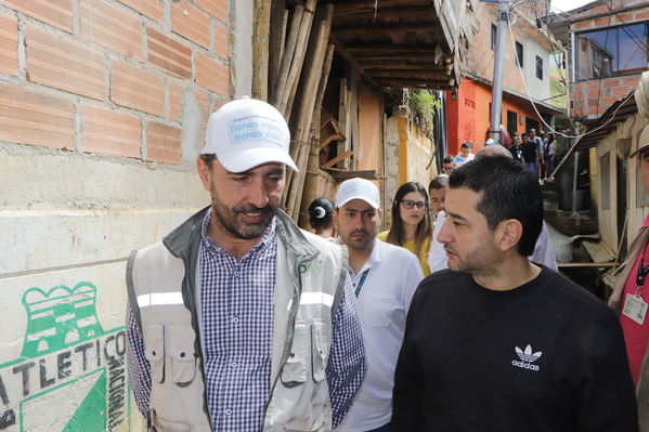 Programa Unidos por el Agua en Villatina
Programa Unidos por el Agua en Villatina
Fecha: Noviembre 18 de 2017
Para descargar esta fotografía en alta resolución, haga clic sobre la imagen hasta que la misma se despliegue en la pantalla completa; luego dé clic derecho y elija la opción "guardar imagen como". 
En caso de publicación por cualquier medio, solicitamos acompañarla del crédito: "Foto EPM"
Palabras clave: Programa Unidos por el Agua en Villatina