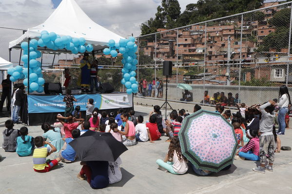 Programa Unidos por el Agua en Villatina
Programa Unidos por el Agua en Villatina
Fecha: Noviembre 18 de 2017
Para descargar esta fotografía en alta resolución, haga clic sobre la imagen hasta que la misma se despliegue en la pantalla completa; luego dé clic derecho y elija la opción "guardar imagen como". 
En caso de publicación por cualquier medio, solicitamos acompañarla del crédito: "Foto EPM"
Palabras clave: Programa Unidos por el Agua en Villatina