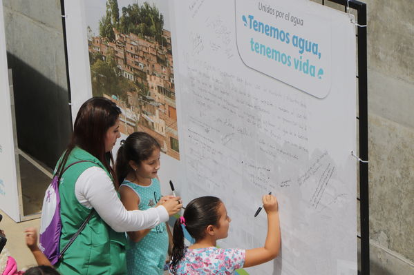 Programa Unidos por el Agua en Villatina
Programa Unidos por el Agua en Villatina
Fecha: Noviembre 18 de 2017
Para descargar esta fotografía en alta resolución, haga clic sobre la imagen hasta que la misma se despliegue en la pantalla completa; luego dé clic derecho y elija la opción "guardar imagen como". 
En caso de publicación por cualquier medio, solicitamos acompañarla del crédito: "Foto EPM"
Palabras clave: Programa Unidos por el Agua en Villatina