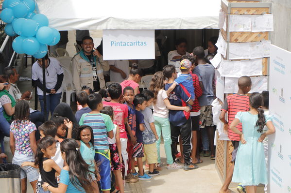 Programa Unidos por el Agua en Villatina
Programa Unidos por el Agua en Villatina
Fecha: Noviembre 18 de 2017
Para descargar esta fotografía en alta resolución, haga clic sobre la imagen hasta que la misma se despliegue en la pantalla completa; luego dé clic derecho y elija la opción "guardar imagen como". 
En caso de publicación por cualquier medio, solicitamos acompañarla del crédito: "Foto EPM"
Palabras clave: Programa Unidos por el Agua en Villatina