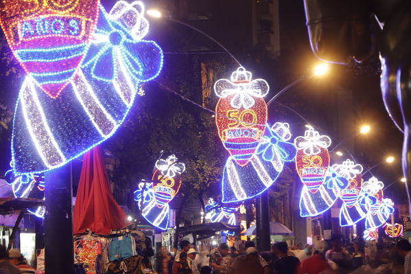 Alumbrado Navideño
Alumbrado Navideño
Fecha: Noviembre 30 de 2017
Para descargar esta fotografía en alta resolución, haga clic sobre la imagen hasta que la misma se despliegue en la pantalla completa; luego dé clic derecho y elija la opción "guardar imagen como". 
En caso de publicación por cualquier medio, solicitamos acompañarla del crédito: "Foto EPM"
Palabras clave: Alumbrado Navideño