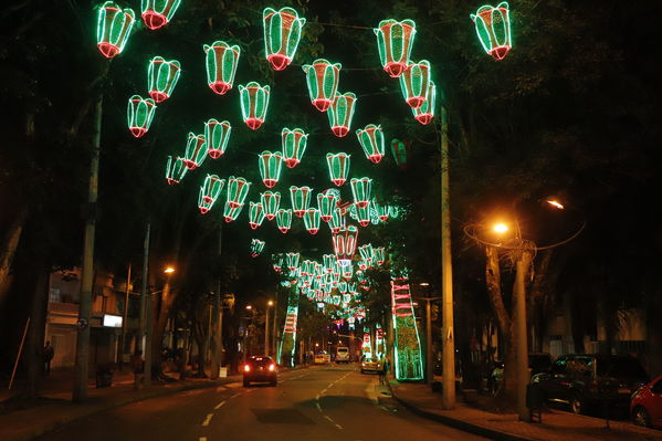 Alumbrado Navideño
Alumbrado Navideño
Fecha: Noviembre 30 de 2017
Para descargar esta fotografía en alta resolución, haga clic sobre la imagen hasta que la misma se despliegue en la pantalla completa; luego dé clic derecho y elija la opción "guardar imagen como". 
En caso de publicación por cualquier medio, solicitamos acompañarla del crédito: "Foto EPM"
Palabras clave: Alumbrado Navideño