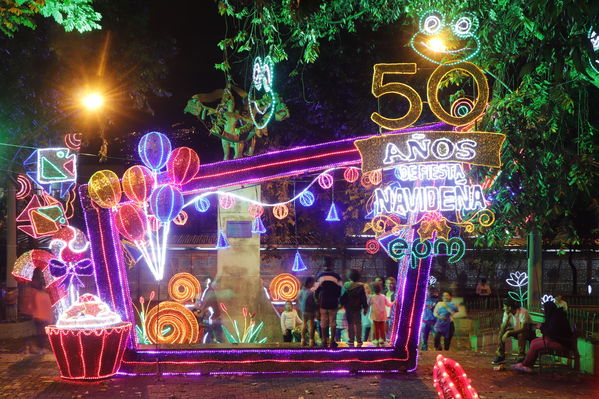 Alumbrado Navideño
Alumbrado Navideño
Fecha: Noviembre 30 de 2017
Para descargar esta fotografía en alta resolución, haga clic sobre la imagen hasta que la misma se despliegue en la pantalla completa; luego dé clic derecho y elija la opción "guardar imagen como". 
En caso de publicación por cualquier medio, solicitamos acompañarla del crédito: "Foto EPM"
Palabras clave: Alumbrado Navideño