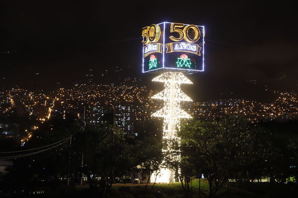 Alumbrado Navideño
Alumbrado Navideño
Fecha: Noviembre 30 de 2017
Para descargar esta fotografía en alta resolución, haga clic sobre la imagen hasta que la misma se despliegue en la pantalla completa; luego dé clic derecho y elija la opción "guardar imagen como". 
En caso de publicación por cualquier medio, solicitamos acompañarla del crédito: "Foto EPM"
Palabras clave: Alumbrado Navideño