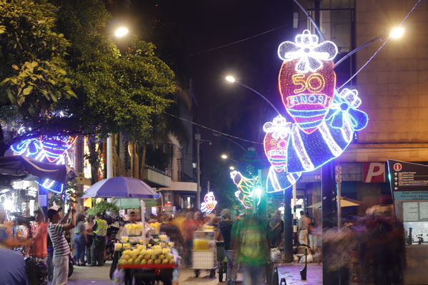 Alumbrado Navideño
Alumbrado Navideño
Fecha: Noviembre 21 de 2017
Para descargar esta fotografía en alta resolución, haga clic sobre la imagen hasta que la misma se despliegue en la pantalla completa; luego dé clic derecho y elija la opción "guardar imagen como". 
En caso de publicación por cualquier medio, solicitamos acompañarla del crédito: "Foto EPM"
Palabras clave: Alumbrado Navideño