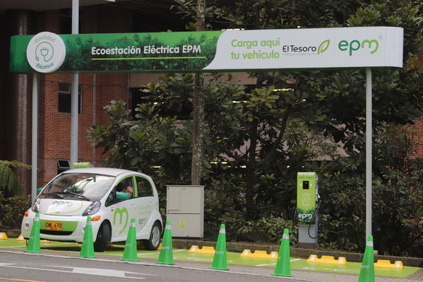 Ruda de prensa – Movilidad Eléctrica El Tesoro
Ruda de prensa – Movilidad Eléctrica El Tesoro
Fecha: Noviembre 21 de 2017
Para descargar esta fotografía en alta resolución, haga clic sobre la imagen hasta que la misma se despliegue en la pantalla completa; luego dé clic derecho y elija la opción "guardar imagen como". 
En caso de publicación por cualquier medio, solicitamos acompañarla del crédito: "Foto EPM"
Palabras clave: Ruda de prensa – Movilidad Eléctrica El Tesoro