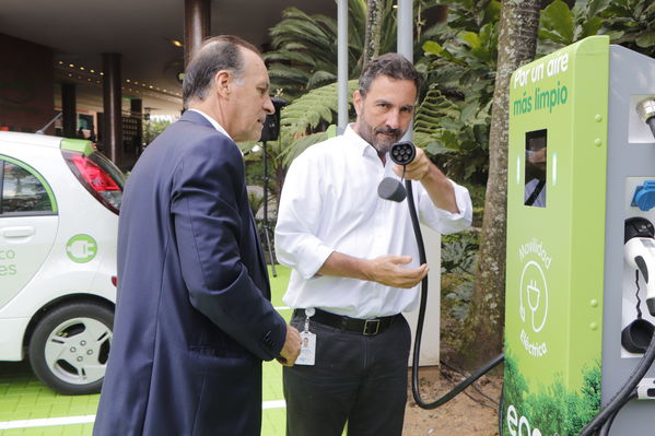 Ruda de prensa – Movilidad Eléctrica El Tesoro
Ruda de prensa – Movilidad Eléctrica El Tesoro
Fecha: Noviembre 21 de 2017
Para descargar esta fotografía en alta resolución, haga clic sobre la imagen hasta que la misma se despliegue en la pantalla completa; luego dé clic derecho y elija la opción "guardar imagen como". 
En caso de publicación por cualquier medio, solicitamos acompañarla del crédito: "Foto EPM"
Palabras clave: Ruda de prensa – Movilidad Eléctrica El Tesoro