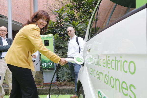 Ruda de prensa – Movilidad Eléctrica El Tesoro
Ruda de prensa – Movilidad Eléctrica El Tesoro
Fecha: Noviembre 21 de 2017
Para descargar esta fotografía en alta resolución, haga clic sobre la imagen hasta que la misma se despliegue en la pantalla completa; luego dé clic derecho y elija la opción "guardar imagen como". 
En caso de publicación por cualquier medio, solicitamos acompañarla del crédito: "Foto EPM"
Palabras clave: Ruda de prensa – Movilidad Eléctrica El Tesoro