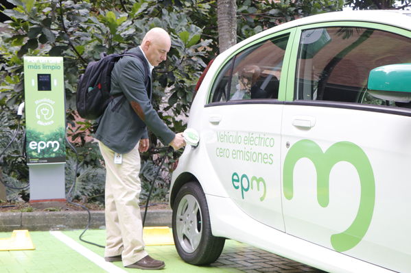 Ruda de prensa – Movilidad Eléctrica El Tesoro
Ruda de prensa – Movilidad Eléctrica El Tesoro
Fecha: Noviembre 21 de 2017
Para descargar esta fotografía en alta resolución, haga clic sobre la imagen hasta que la misma se despliegue en la pantalla completa; luego dé clic derecho y elija la opción "guardar imagen como". 
En caso de publicación por cualquier medio, solicitamos acompañarla del crédito: "Foto EPM"
Palabras clave: Ruda de prensa – Movilidad Eléctrica El Tesoro