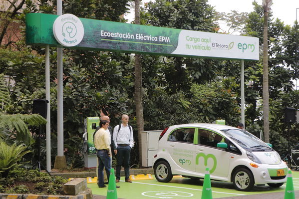 Ruda de prensa – Movilidad Eléctrica El Tesoro
Ruda de prensa – Movilidad Eléctrica El Tesoro
Fecha: Noviembre 21 de 2017
Para descargar esta fotografía en alta resolución, haga clic sobre la imagen hasta que la misma se despliegue en la pantalla completa; luego dé clic derecho y elija la opción "guardar imagen como". 
En caso de publicación por cualquier medio, solicitamos acompañarla del crédito: "Foto EPM"
Palabras clave: Ruda de prensa – Movilidad Eléctrica El Tesoro