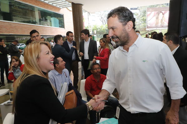 Ruda de prensa – Movilidad Eléctrica El Tesoro
Ruda de prensa – Movilidad Eléctrica El Tesoro
Fecha: Noviembre 21 de 2017
Para descargar esta fotografía en alta resolución, haga clic sobre la imagen hasta que la misma se despliegue en la pantalla completa; luego dé clic derecho y elija la opción "guardar imagen como". 
En caso de publicación por cualquier medio, solicitamos acompañarla del crédito: "Foto EPM"
Palabras clave: Ruda de prensa – Movilidad Eléctrica El Tesoro