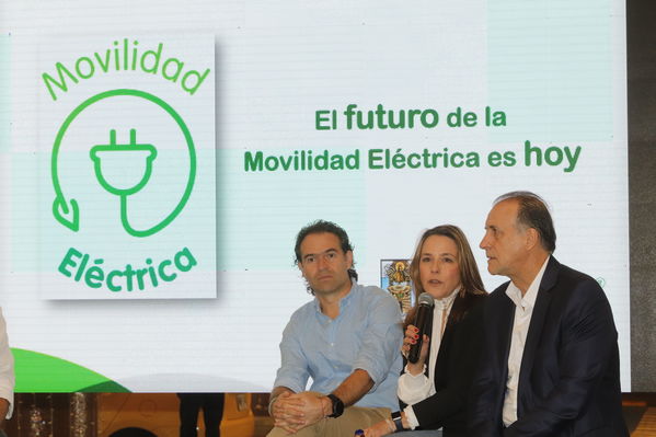 Ruda de prensa – Movilidad Eléctrica El Tesoro
Ruda de prensa – Movilidad Eléctrica El Tesoro
Fecha: Noviembre 21 de 2017
Para descargar esta fotografía en alta resolución, haga clic sobre la imagen hasta que la misma se despliegue en la pantalla completa; luego dé clic derecho y elija la opción "guardar imagen como". 
En caso de publicación por cualquier medio, solicitamos acompañarla del crédito: "Foto EPM"
Palabras clave: Ruda de prensa – Movilidad Eléctrica El Tesoro