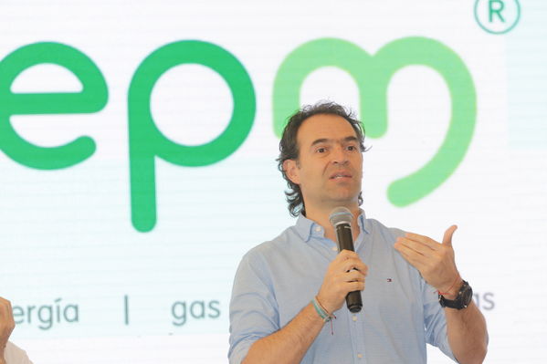 Ruda de prensa – Movilidad Eléctrica El Tesoro
Ruda de prensa – Movilidad Eléctrica El Tesoro
Fecha: Noviembre 21 de 2017
Para descargar esta fotografía en alta resolución, haga clic sobre la imagen hasta que la misma se despliegue en la pantalla completa; luego dé clic derecho y elija la opción "guardar imagen como". 
En caso de publicación por cualquier medio, solicitamos acompañarla del crédito: "Foto EPM"
Palabras clave: Ruda de prensa – Movilidad Eléctrica El Tesoro