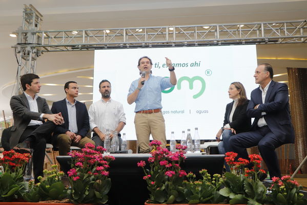 Ruda de prensa – Movilidad Eléctrica El Tesoro
Ruda de prensa – Movilidad Eléctrica El Tesoro
Fecha: Noviembre 21 de 2017
Para descargar esta fotografía en alta resolución, haga clic sobre la imagen hasta que la misma se despliegue en la pantalla completa; luego dé clic derecho y elija la opción "guardar imagen como". 
En caso de publicación por cualquier medio, solicitamos acompañarla del crédito: "Foto EPM"
Palabras clave: Ruda de prensa – Movilidad Eléctrica El Tesoro