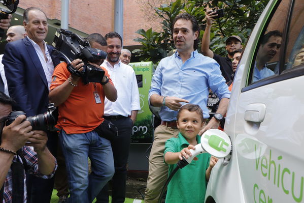 Ruda de prensa – Movilidad Eléctrica El Tesoro
Ruda de prensa – Movilidad Eléctrica El Tesoro
Fecha: Noviembre 21 de 2017
Para descargar esta fotografía en alta resolución, haga clic sobre la imagen hasta que la misma se despliegue en la pantalla completa; luego dé clic derecho y elija la opción "guardar imagen como". 
En caso de publicación por cualquier medio, solicitamos acompañarla del crédito: "Foto EPM"
Palabras clave: Ruda de prensa – Movilidad Eléctrica El Tesoro