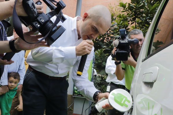 Ruda de prensa – Movilidad Eléctrica El Tesoro
Ruda de prensa – Movilidad Eléctrica El Tesoro
Fecha: Noviembre 21 de 2017
Para descargar esta fotografía en alta resolución, haga clic sobre la imagen hasta que la misma se despliegue en la pantalla completa; luego dé clic derecho y elija la opción "guardar imagen como". 
En caso de publicación por cualquier medio, solicitamos acompañarla del crédito: "Foto EPM"
Palabras clave: Ruda de prensa – Movilidad Eléctrica El Tesoro