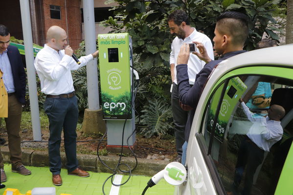 Ruda de prensa – Movilidad Eléctrica El Tesoro
Ruda de prensa – Movilidad Eléctrica El Tesoro
Fecha: Noviembre 21 de 2017
Para descargar esta fotografía en alta resolución, haga clic sobre la imagen hasta que la misma se despliegue en la pantalla completa; luego dé clic derecho y elija la opción "guardar imagen como". 
En caso de publicación por cualquier medio, solicitamos acompañarla del crédito: "Foto EPM"
Palabras clave: Ruda de prensa – Movilidad Eléctrica El Tesoro