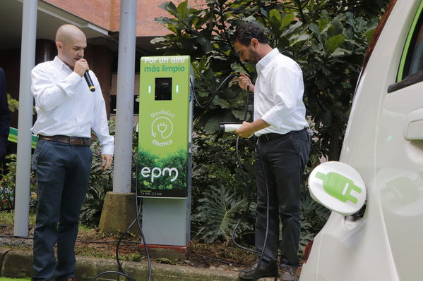 Ruda de prensa – Movilidad Eléctrica El Tesoro
Ruda de prensa – Movilidad Eléctrica El Tesoro
Fecha: Noviembre 21 de 2017
Para descargar esta fotografía en alta resolución, haga clic sobre la imagen hasta que la misma se despliegue en la pantalla completa; luego dé clic derecho y elija la opción "guardar imagen como". 
En caso de publicación por cualquier medio, solicitamos acompañarla del crédito: "Foto EPM"
Palabras clave: Ruda de prensa – Movilidad Eléctrica El Tesoro