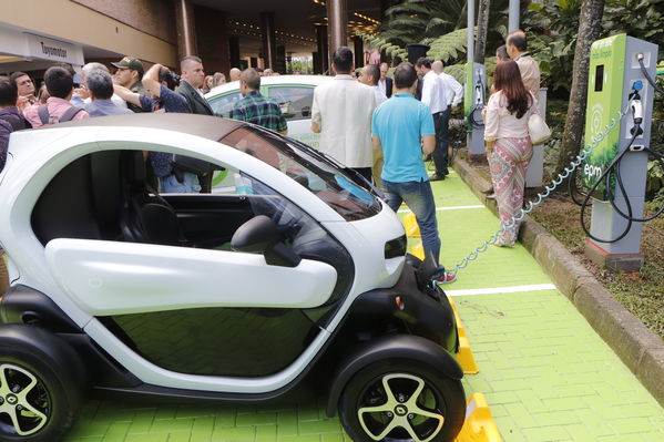 Ruda de prensa – Movilidad Eléctrica El Tesoro
Ruda de prensa – Movilidad Eléctrica El Tesoro
Fecha: Noviembre 21 de 2017
Para descargar esta fotografía en alta resolución, haga clic sobre la imagen hasta que la misma se despliegue en la pantalla completa; luego dé clic derecho y elija la opción "guardar imagen como". 
En caso de publicación por cualquier medio, solicitamos acompañarla del crédito: "Foto EPM"
Palabras clave: Ruda de prensa – Movilidad Eléctrica El Tesoro