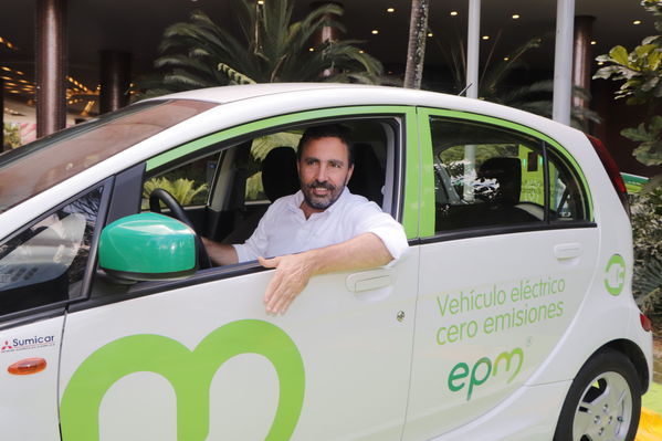 Ruda de prensa – Movilidad Eléctrica El Tesoro
Ruda de prensa – Movilidad Eléctrica El Tesoro
Fecha: Noviembre 21 de 2017
Para descargar esta fotografía en alta resolución, haga clic sobre la imagen hasta que la misma se despliegue en la pantalla completa; luego dé clic derecho y elija la opción "guardar imagen como". 
En caso de publicación por cualquier medio, solicitamos acompañarla del crédito: "Foto EPM"
Palabras clave: Ruda de prensa – Movilidad Eléctrica El Tesoro