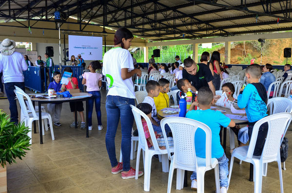 Cierre 2019 Unidos Agua
Cierre 2019 Unidos Agua.
Fecha: Noviembre 22 2019 
Para descargar esta fotografía en alta resolución, haga clic sobre la imagen hasta que la misma se despliegue en la pantalla completa; luego dé clic derecho y elija la opción "guardar imagen como". 
En caso de publicación por cualquier medio, solicitamos acompañarla del crédito: "Foto EPM"
Palabras clave: Cierre 2019 Unidos Agua