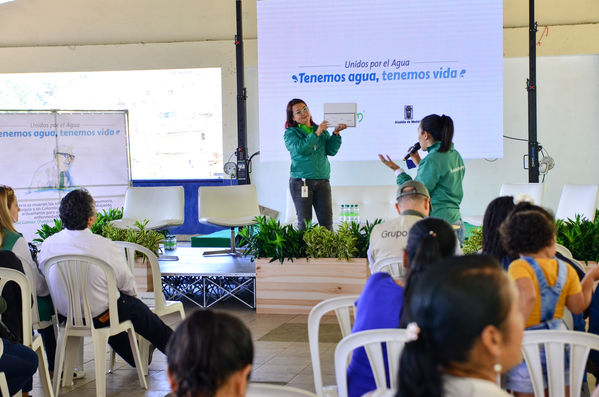 Cierre 2019 Unidos Agua
Cierre 2019 Unidos Agua.
Fecha: Noviembre 22 2019 
Para descargar esta fotografía en alta resolución, haga clic sobre la imagen hasta que la misma se despliegue en la pantalla completa; luego dé clic derecho y elija la opción "guardar imagen como". 
En caso de publicación por cualquier medio, solicitamos acompañarla del crédito: "Foto EPM"
Palabras clave: Cierre 2019 Unidos Agua